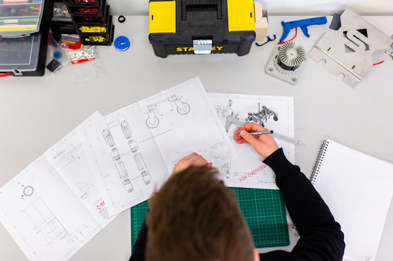 Softwareentwickler arbeitet am Code