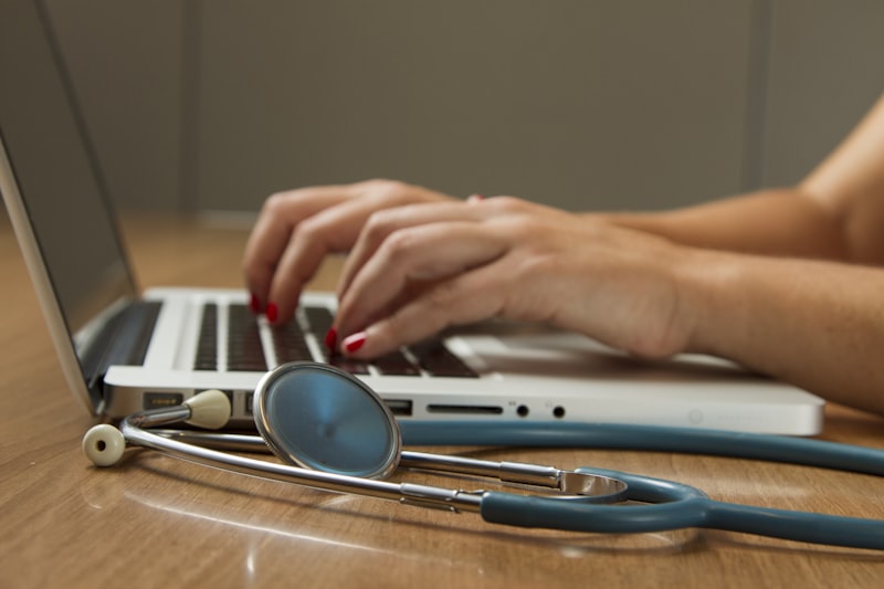 Gesundheitsteam arbeitet in einem Krankenhausflur