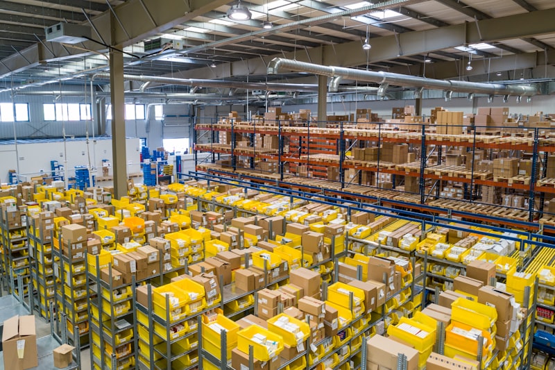 Regalgang in einem Logistiklager