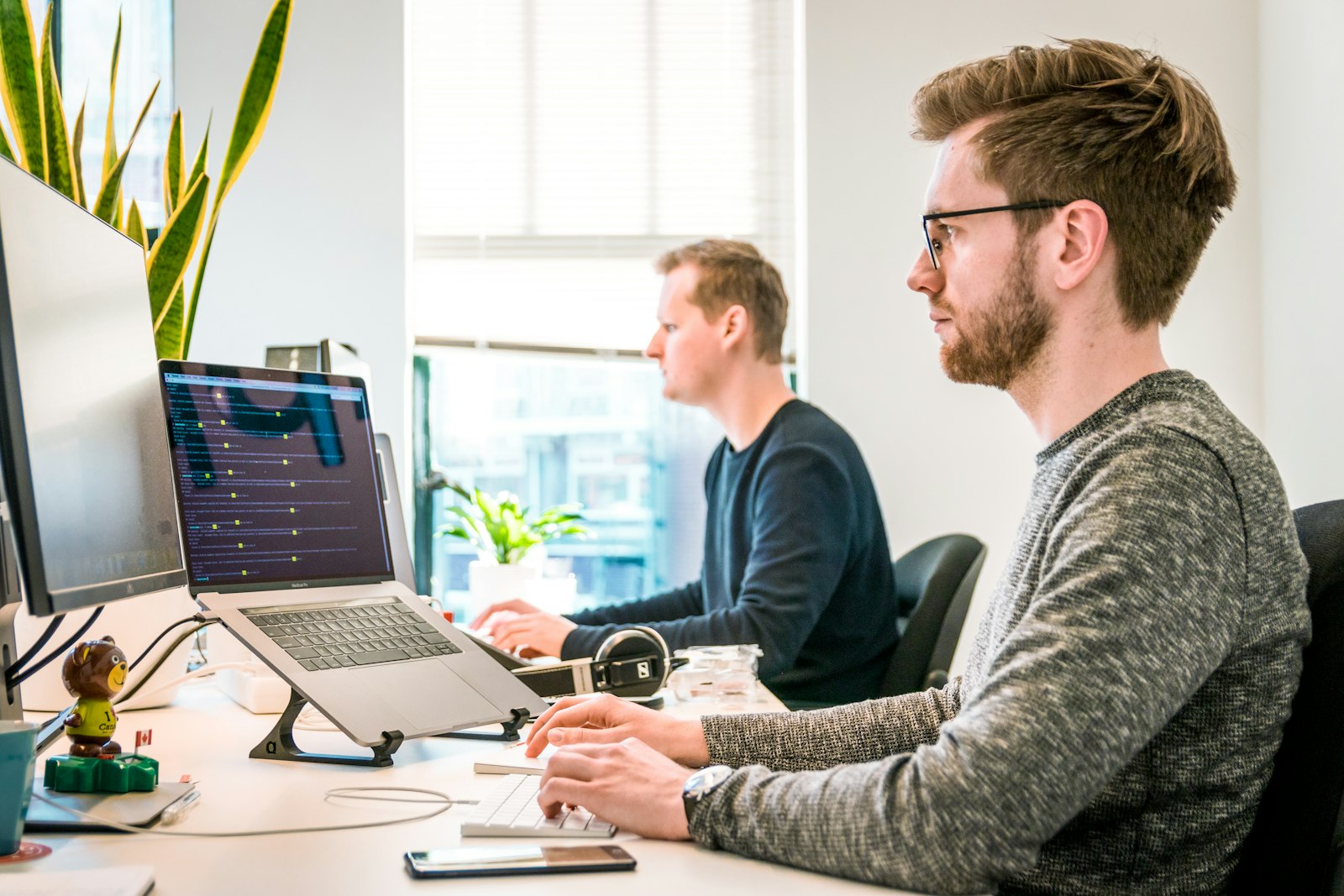 Softwareentwickler arbeiten gemeinsam am Code
